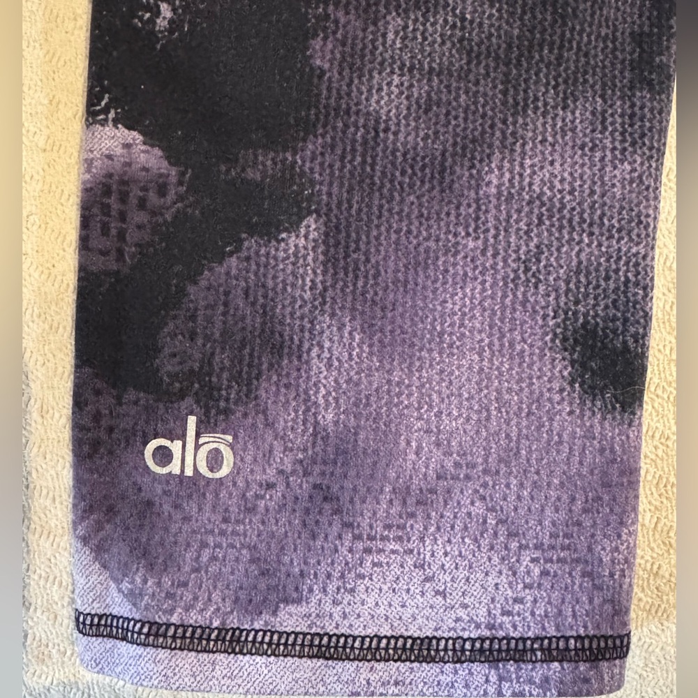 ALO Yoga Purple and White Abstract Capri Leggings - Picture 4 of 5